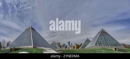 Edmonton, Alberta. März 30, 2023. Panoramablick auf das Muttart Conservatory, botanische Gärten Glaspyramiden mit tropischen und trockenen Bienen Stockfoto