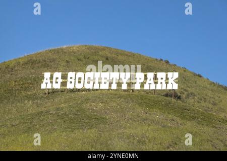 Cochrane, ab, Kanada. August 2023. Landwirtschaftsgesellschaft Park Schild auf einem Hügel. Eine Organisation in Cochrane, Alberta Stockfoto