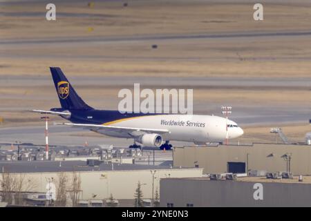 Calgary, Alberta, Kanada. März 2024. Ein UPS-Flugzeug am Flughafen von Calgary Stockfoto