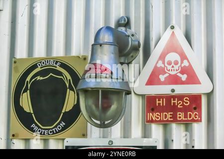 Calgary, Alberta, Kanada. Juli 2023. Ein Schild mit dem Text: HI H2S INSIDE BLDG. Und doppelter Schutz für das Ohr Stockfoto