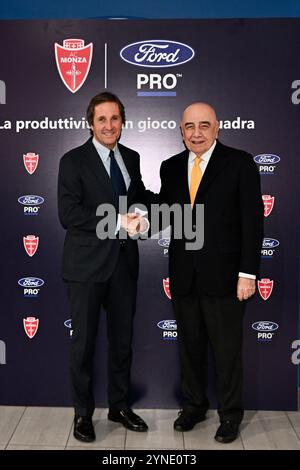 Monza, Italien. November 2024. Adriano Galliani, CEO von AC Monza, mit Führungskräften von Ford während des B2B-Events im Ford Interauto in Monza, Italien - Montag, 25. November 2024. Sport - Fußball (Foto AC Monza/LaPresse von Studio Buzzi) Credit: LaPresse/Alamy Live News Stockfoto