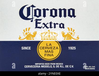 Calgary, Alberta, Kanada. Juni 2020. Eine Nahaufnahme einer Corona Extra Bierbox Stockfoto