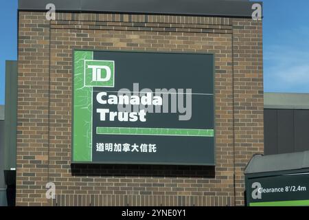 Calgary, Alberta, Kanada. April 2023. Ein TD Bank Canada Trust in Chinatown Stockfoto