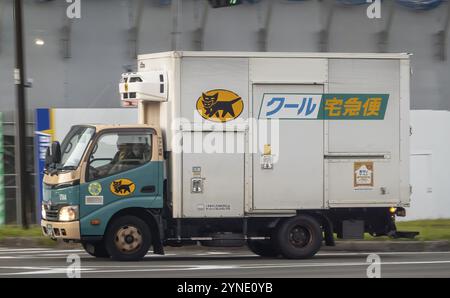 Yamanakako, Präfektur Yamanashi, Japan. November 2023. Kuroneko Yamatos Versandwagen ist ein Haus-zu-Haus-Lieferdienstleister Stockfoto