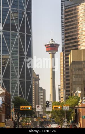 Calgary, Alberta, Kanada. Juli 2023. Voller Blick auf den Calgary Tower ein 190 m langer, freistehender Aussichtsturm im Zentrum von Calgary Stockfoto