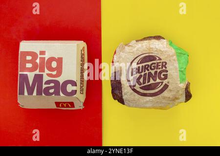 Calgary, Alberta. Kanada. 17.Mai 2021. Ein McDonald's Big Mac und Burger King Whopper Hamburger. Konzept: Top Hamburger Unternehmen Stockfoto