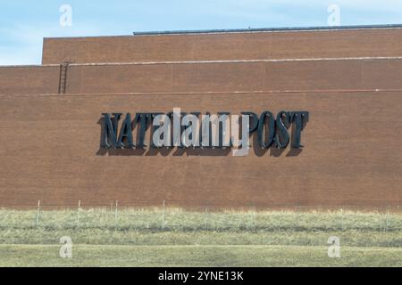 Calgary, Alberta, Kanada. April 2023. Ein Zeichen der National Post. Eine kanadische englischsprachige Zeitung, die in mehreren Städten im Zentrum erhältlich ist Stockfoto