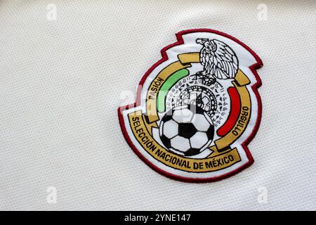 Calgary, Alberta, Kanada. Juli 2020. Mexikanische Nationalmannschaft Fußball mit weißem Logo nah an ihrem Logo auf einem Trikot Stockfoto