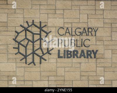 Calgary, Alberta, Kanada. Mai 2024. Ein Schild der Calgary Public Library Stockfoto