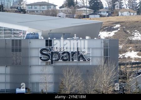 Calgary, Alberta, Kanada. April 2023. Nah am TELUS Spark Science Centre Schild. Ein Wissenschaftsmuseum mit interaktiven Exponaten, Multimedia-Presen Stockfoto