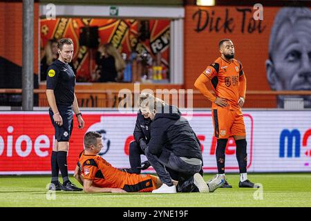 Volendam, Niederlande. November 2024. VOLENDAM - 25.11.2024, KRAS-Stadion. Keukenkampioen divisie, Saison 2024-2025. Während des Spiels Volendam - Jong Ajax, FC Volendam Spieler Robert Muhren Verletzung Credit: Pro Shots/Alamy Live News Stockfoto