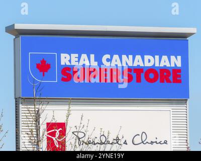 Calgary, Alberta, Kanada. Mai 2023. Ein echtes kanadisches Supermarkt-Schild im Freien Stockfoto