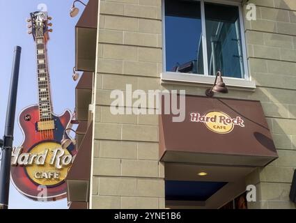 Niagara, Ontario, Kanada. Januar 2024. Aus nächster Nähe sehen Sie ein Hard Rock Cafe Schild, eine Kette von Themenbar-Restaurants, Erinnerungsläden, Kasinos und Stockfoto