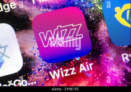 OSTRAVA, TSCHECHIEN - 27. JULI 2024: Das Symbol der mobilen App der Wizz Air Airline auf iOS entschied sich, Flugtickets online zu buchen Stockfoto