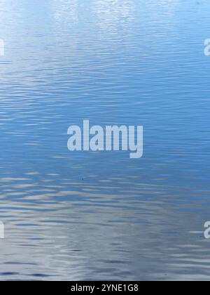 Eine stille Wasseroberfläche im Traunsee, Himmel und Wolken spiegeln sich im Wasser, Österreich, stille Gewässer sind tief Traun, Österreich, Europa Stockfoto
