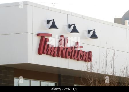 Calgary, Alberta, Kanada. April 30, 2023. Ein Tim Hortons Coffee Shop Schild Stockfoto