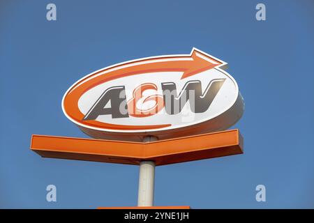 Calgary, Alberta, Kanada. Juli 2023. Ein A und W Burger Restaurant Fast Food Schild Stockfoto