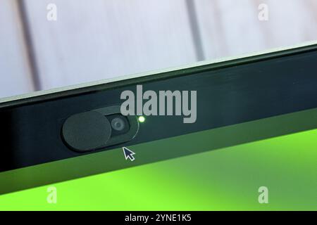 Datenschutz schieben Sie die Abdeckung der Kamera, Webcam Abdeckung für Laptop mit einem grünen Bildschirm Stockfoto