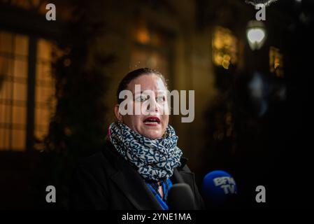 FRANKREICH-POLITIK-REGIERUNG-OPPOSITION-Premierminister La France Insoumise-Vorsitzende Mathilde Panot spricht nach dem Gipfel mit Premierminister Michel Barnier im Hotel de Matignon vor der Presse. Am 25. November 2024 In Paris. PARIS ILE-DE-FRANCE FRANKREICH URHEBERRECHT: XANDREAXSAVORANIXNERIX FRANCE-POLITICS-GOVERNMENT-OPPOS ASAVORANINERI-18 Stockfoto