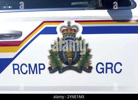 Calgary, Alberta, Kanada. Juli 2024. Nahaufnahme des Emblems bei einem Fahrzeug der Royal Canadian Mounted Police (RCMP) Stockfoto