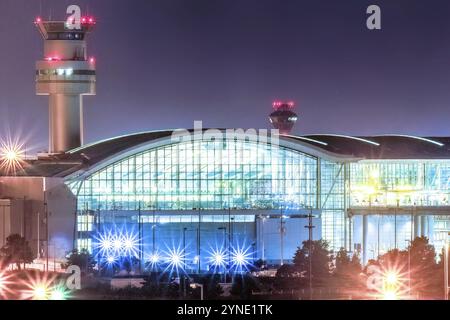 Toronto, Ontario, Kanada. Juni 2023. Lester B. Pearson International Airport mit Kontrollturm bei Nacht Stockfoto