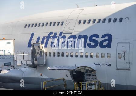 Vancouver, BC, Kanada. Dezember 2023. Nahaufnahme eines Boeing 747-400 Lufthansa Logos auf einem Flugzeug, einem großen Langstrecken-Großraumflugzeug Stockfoto