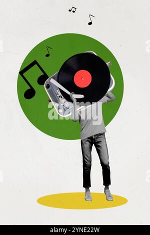 Vertikale Foto-Collage des anonymen Mannes statt Kopf Vinyl Retro Disc Musik Anlass Melodie Noten Ereignis isoliert auf gemalten Hintergrund Stockfoto