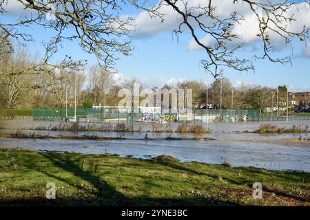 Northamptonshire, Vereinigtes Königreich. November 2024. Der Fluss platzte in northamptonshire, großbritannien, und verursachte Überschwemmungen das Hochwasser bedeckt die örtlichen Einrichtungen und Parkflächen. Credit: Tom Holt/Alamy Live News Stockfoto