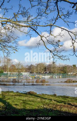 Northamptonshire, Vereinigtes Königreich. November 2024. Der Fluss platzte in northamptonshire, großbritannien, und verursachte Überschwemmungen das Hochwasser bedeckt die örtlichen Einrichtungen und Parkflächen. Credit: Tom Holt/Alamy Live News Stockfoto