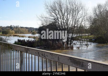 Northamptonshire, Vereinigtes Königreich. November 2024. Der Fluss platzte in northamptonshire, großbritannien, und verursachte Überschwemmungen das Hochwasser bedeckt die örtlichen Einrichtungen und Parkflächen. Credit: Tom Holt/Alamy Live News Stockfoto