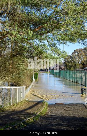 Northamptonshire, Vereinigtes Königreich. November 2024. Der Fluss platzte in northamptonshire, großbritannien, und verursachte Überschwemmungen das Hochwasser bedeckt die örtlichen Einrichtungen und Parkflächen. Credit: Tom Holt/Alamy Live News Stockfoto