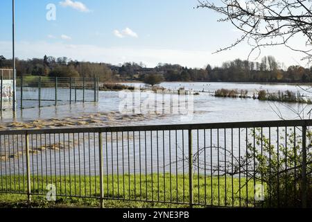 Northamptonshire, Vereinigtes Königreich. November 2024. Der Fluss platzte in northamptonshire, großbritannien, und verursachte Überschwemmungen das Hochwasser bedeckt die örtlichen Einrichtungen und Parkflächen. Credit: Tom Holt/Alamy Live News Stockfoto