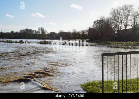 Northamptonshire, Vereinigtes Königreich. November 2024. Der Fluss platzte in northamptonshire, großbritannien, und verursachte Überschwemmungen das Hochwasser bedeckt die örtlichen Einrichtungen und Parkflächen. Credit: Tom Holt/Alamy Live News Stockfoto