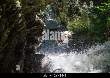 Aus der Vogelperspektive eines Wasserfalls im Wald Stockfoto