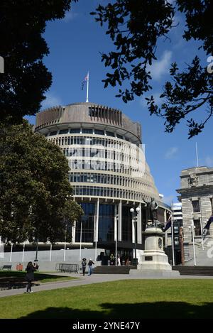 WELLINGTON, NEW ZELAND, 22. OKTOBER 2024: Touristen fotografieren auf dem Gelände des neuseeländischen Parlamentsgebäudes, den Spitznamen „The Beehive“ Stockfoto