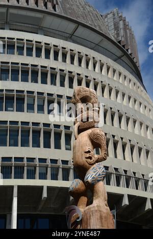 WELLINGTON, NEW ZELAND, 22. OKTOBER 2024: Eine maori-Schnitzerei vor dem neuseeländischen Parlamentsgebäude, den Spitznamen „The Beehive“ Stockfoto