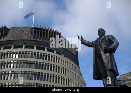 WELLINGTON, NEW ZELAND, 22. OKTOBER 2024: Eine Statue des Premierministers Richard Seddon steht vor dem neuseeländischen Parlamentsgebäude, den Spitznamen „The Beehive“ Stockfoto