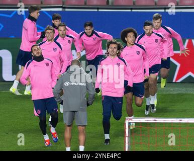 Prag, Tschechische Republik. November 2024. Fußballspieler von Atletico Madrid im Training vor der UEFA Champions League, Runde 5, Spiel AC Sparta Praha gegen Atletico Madrid, in Prag, Tschechische Republik, am 25. November 2024. Quelle: Michaela Rihova/CTK Photo/Alamy Live News Stockfoto