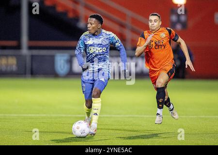 Volendam, Niederlande. November 2024. VOLENDAM - 25.11.2024, KRAS-Stadion. Keukenkampioen divisie, Saison 2024-2025. Während des Spiels Volendam - Jong Ajax, Jong Ajax Spieler Lucas Jetten Credit: Pro Shots/Alamy Live News Stockfoto