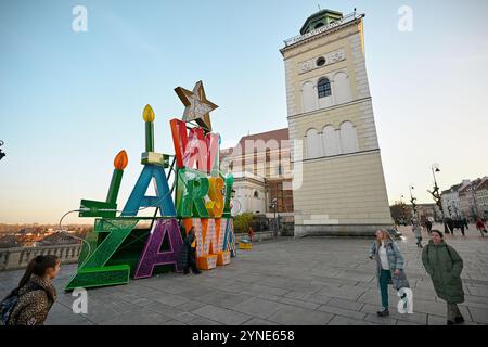 Warschau, Polen. November 2024. Weihnachtsdekorationen werden in den Vorbereitungen der Stadt für die Weihnachtszeit in Warschau, Polen, am 25. November 2024 gesehen. Laut einem IPSOS-Bericht kommen mehr als ein Drittel der Warschauer Touristen aus dem Ausland, was die Stadt zu einer brauchbaren Alternative für die westeuropäische Weihnachtszeit macht. (Foto: Jaap Arriens/SIPA USA) Credit: SIPA USA/Alamy Live News Stockfoto