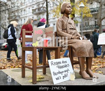 Berlin, Deutschland. November 2024. Die Ari-Friedensstatue, eine Gedenkstätte gegen Zwangsprostitution, steht auf dem Unionplatz in Berlin-Moabit. Quelle: Leonie Asendorpf/Leonie Asendorpf/dpa/dpa/Alamy Live News Stockfoto