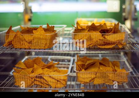 Chips mit verschiedenen Geschmacksrichtungen in Einweg-Kunststoffbehältern Stockfoto