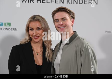 Sängerin Anna Carina Woitschack und Sänger Vincent Gross nehmen am 29. RTL Spendenmarathon wir helfen Kindern 2024 Teil *** Sängerin Anna Carina Woitschack und Sänger Vincent Gross nehmen am 29 RTL Telethon wir helfen Kindern 2024 Teil Stockfoto