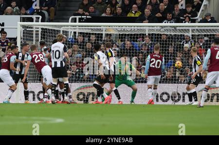 Newcastle upon Tyne, Großbritannien. November 2024. Tomas Soucek (28) von West Ham United trifft beim Premier League-Spiel zwischen Newcastle United und West Ham United im St. James' Park, Newcastle upon Tyne. Der Bildnachweis sollte lauten: Nigel Roddis/Sportimage Credit: Sportimage Ltd/Alamy Live News Stockfoto