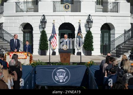 Washington DC, USA. November 2024. US-Präsident Joe Biden begnadigt das National Thanksgiving Turkey im Weißen Haus in Washington, DC, am 25. November 2024. Kredit: Chris Kleponis/CNP/MediaPunch Kredit: MediaPunch Inc/Alamy Live News Stockfoto