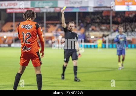 Volendam, Niederlande. November 2024. VOLENDAM - 25.11.2024, KRAS-Stadion. Keukenkampioen divisie, Saison 2024-2025. Während des Spiels von Volendam gegen Jong Ajax erhält der FC Volendam-Spieler Deron Payne die gelbe Karte Credit: Pro Shots/Alamy Live News Stockfoto