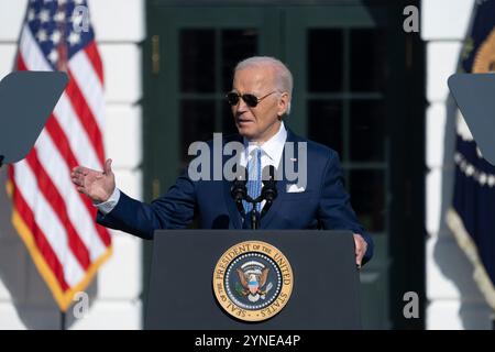 Washington DC, USA. November 2024. US-Präsident Joe Biden begnadigt das National Thanksgiving Turkey im Weißen Haus in Washington, DC, am 25. November 2024. Kredit: Chris Kleponis/CNP/MediaPunch Kredit: MediaPunch Inc/Alamy Live News Stockfoto