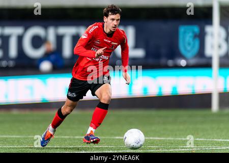 Helmond, Niederlande. November 2024. HELMOND, NIEDERLANDE - 25. NOVEMBER: Alen Dizdarevic von Helmond Sport läuft mit dem Ball während des niederländischen Keuken Kampioen Divisie-Spiels zwischen Helmond Sport und ADO den Haag am 25. November 2024 im GS Staalwerke Stadion in Helmond, Niederlande. (Foto von de Fotograaf/Orange Pictures) Credit: Orange Pics BV/Alamy Live News Stockfoto