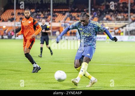 Volendam, Niederlande. November 2024. VOLENDAM - 25.11.2024, KRAS-Stadion. Keukenkampioen divisie, Saison 2024-2025. Während des Spiels Volendam - Jong Ajax, Jong Ajax Spieler Jorthy Mokio Credit: Pro Shots/Alamy Live News Stockfoto