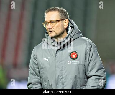 Herning, Dänemark. November 2024. FC Midtjylland-Trainer Thomas Thomasberg im Superliga-Spiel zwischen dem FC Midtjylland und Silkeborg IF in der MCH Arena in Herning, Montag, den 25. November 2024. (Foto: Henning Bagger/Ritzau Scanpix) Credit: Ritzau/Alamy Live News Stockfoto